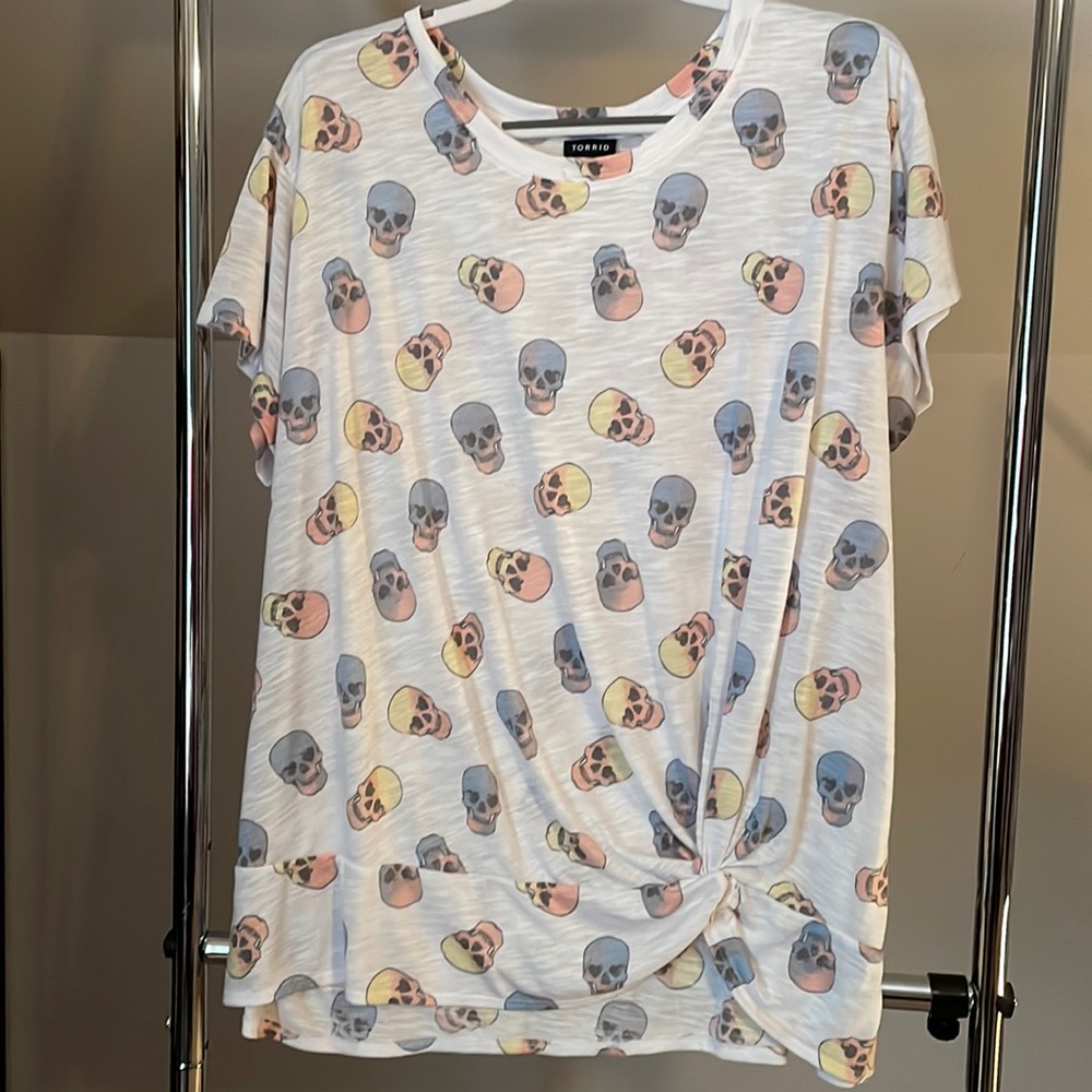 NWT Torrid Skull side-knot tee - size 3 (3X, 22/24)